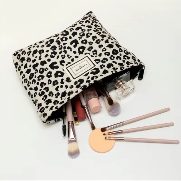 SNOW LEOPARD Print Large Makeup Bag (Brand New!) 🐾✨ - Picture 2 of 9